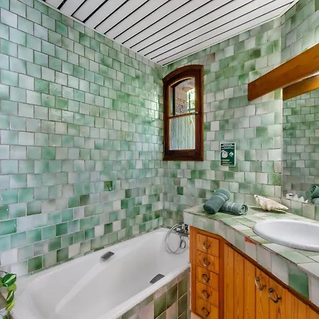 D'hotes - Du Rocher Bed & Breakfast